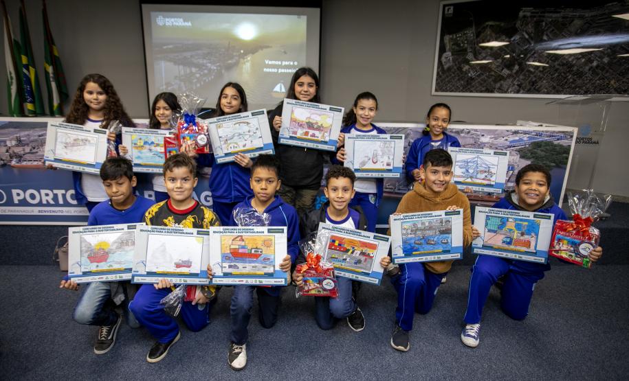 Projeto Porto Escola premia alunos de Paranaguá por desenhos e frases sobre o porto