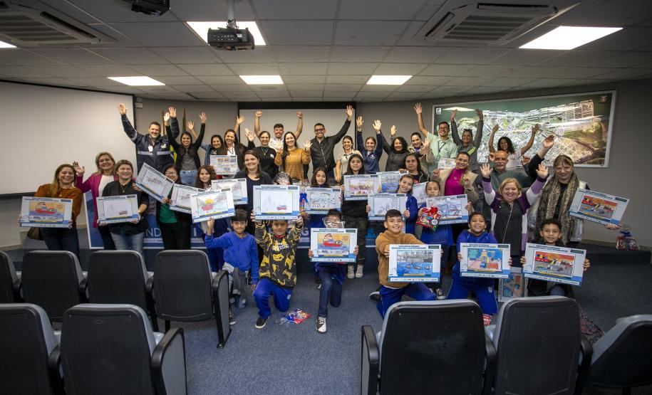 Projeto Porto Escola premia alunos de Paranaguá por desenhos e frases sobre o porto