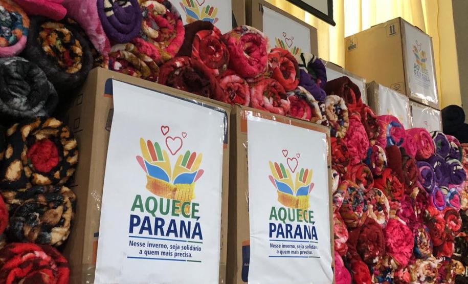Colaboradores da Portos do Paraná doam cobertores para a campanha Aquece Paraná