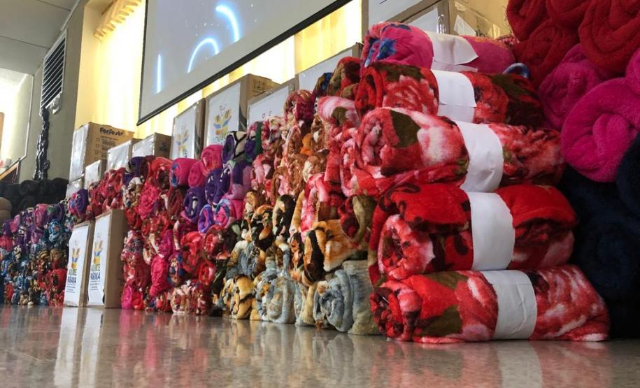 Colaboradores da Portos do Paraná doam cobertores para a campanha Aquece Paraná