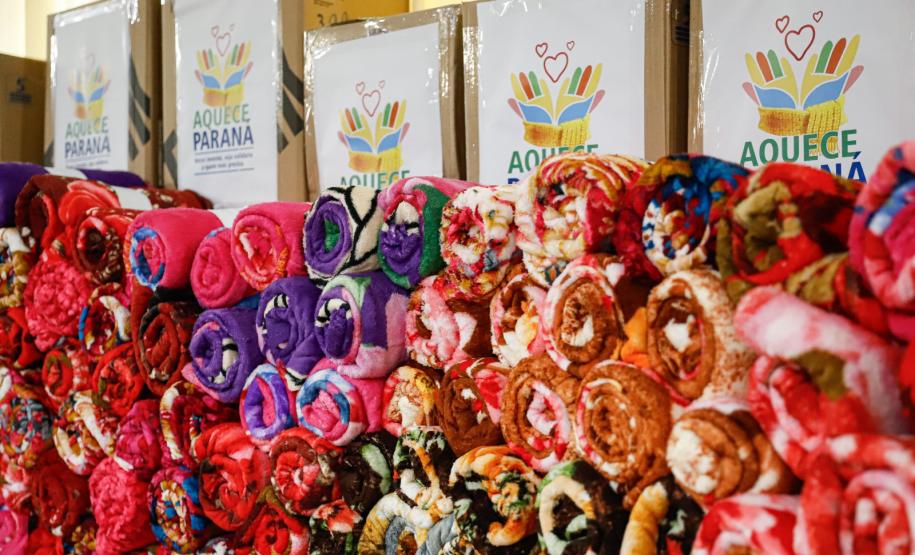 Hoje, a Portos do Paraná fez a entrega oficial das doações de cobertores para a campanha Aquece Paraná, da Secretaria Geral de Ação Solidária (SGAS), do Governo do Estado.   O evento foi na sede do D.E.R. junto com a Secretaria da Infraestrutura e Logística e Nova Ferroeste.  Foram quase 300 cobertores só da Portos do Paraná! Mais de 500 com demais órgãos.  A você, que contribuiu, nosso agradecimento!