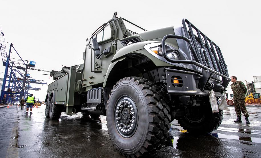 Porto de Paranaguá recebe 20 viaturas blindadas do Exército fabricadas nos EUA