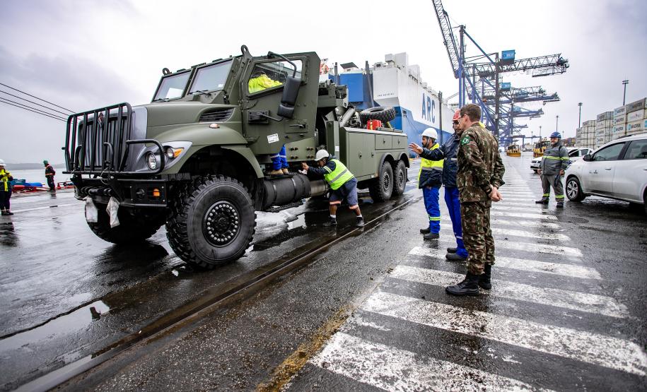 Porto de Paranaguá recebe 20 viaturas blindadas do Exército fabricadas nos EUA