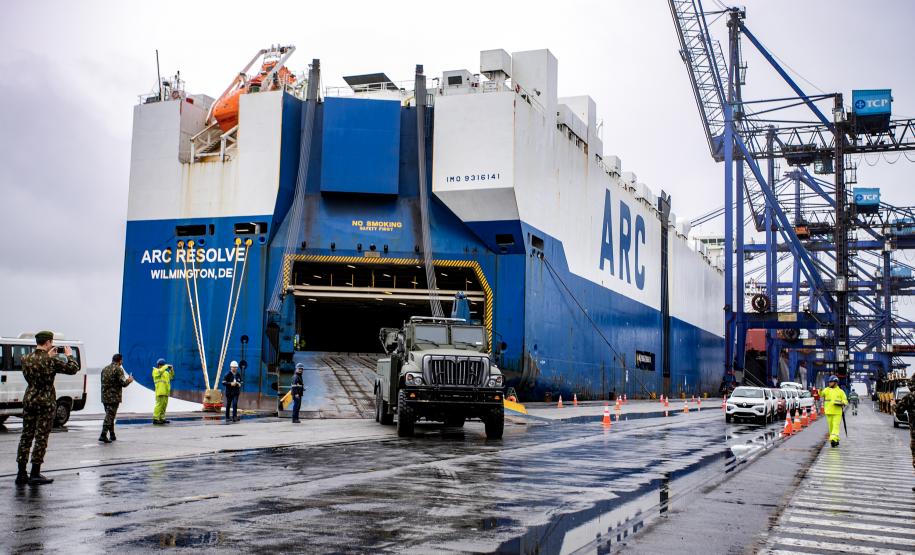Porto de Paranaguá recebe 20 viaturas blindadas do Exército fabricadas nos EUA