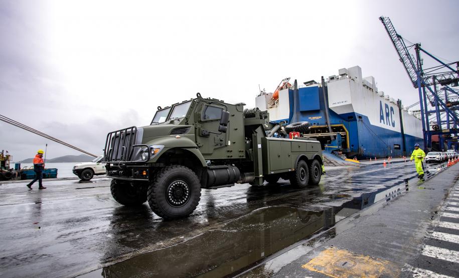 Porto de Paranaguá recebe 20 viaturas blindadas do Exército fabricadas nos EUA