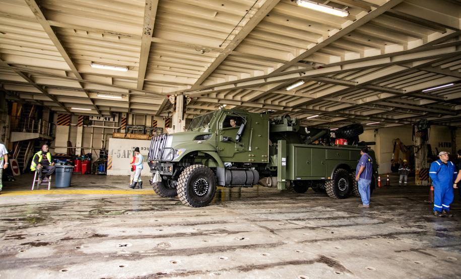 Porto de Paranaguá recebe 20 viaturas blindadas do Exército fabricadas nos EUA
