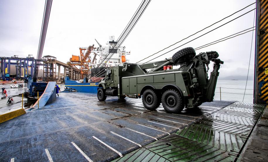 Porto de Paranaguá recebe 20 viaturas blindadas do Exército fabricadas nos EUA