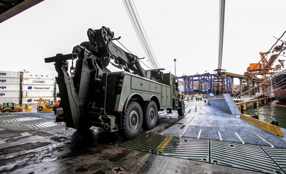 Porto de Paranaguá recebe 20 viaturas blindadas do Exército fabricadas nos EUA