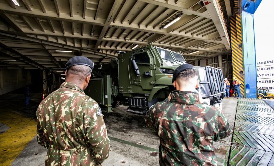Porto de Paranaguá recebe 20 viaturas blindadas do Exército fabricadas nos EUA