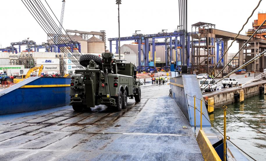 Porto de Paranaguá recebe 20 viaturas blindadas do Exército fabricadas nos EUA