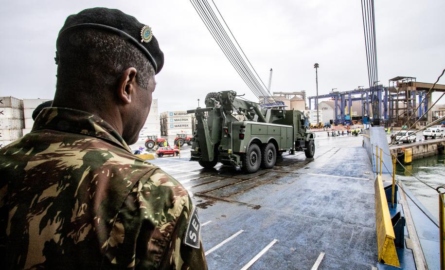 Porto de Paranaguá recebe 20 viaturas blindadas do Exército fabricadas nos EUA