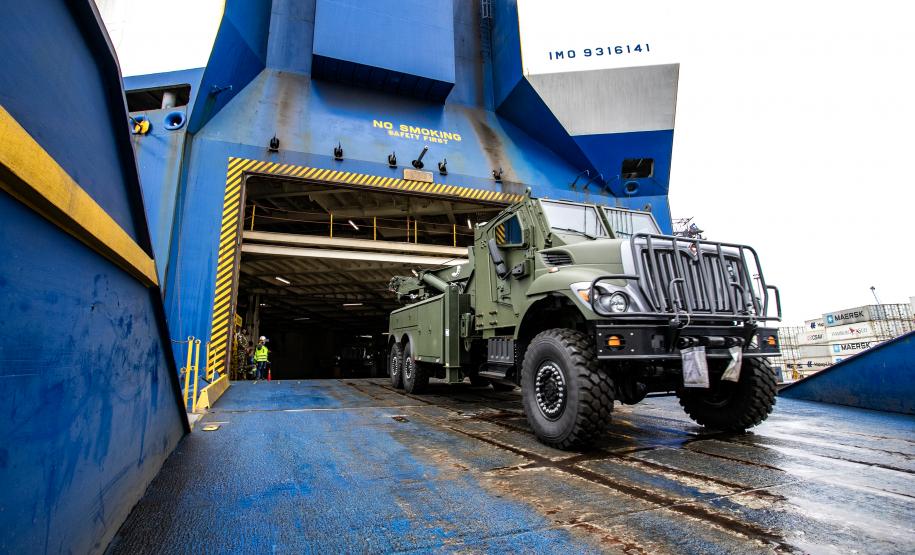 Porto de Paranaguá recebe 20 viaturas blindadas do Exército fabricadas nos EUA