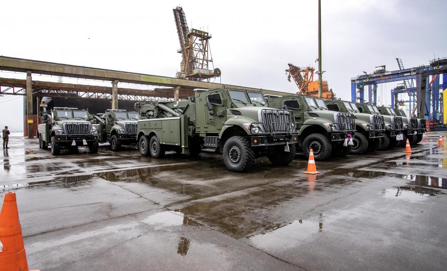 Porto de Paranaguá recebe 20 viaturas blindadas do Exército fabricadas nos EUA