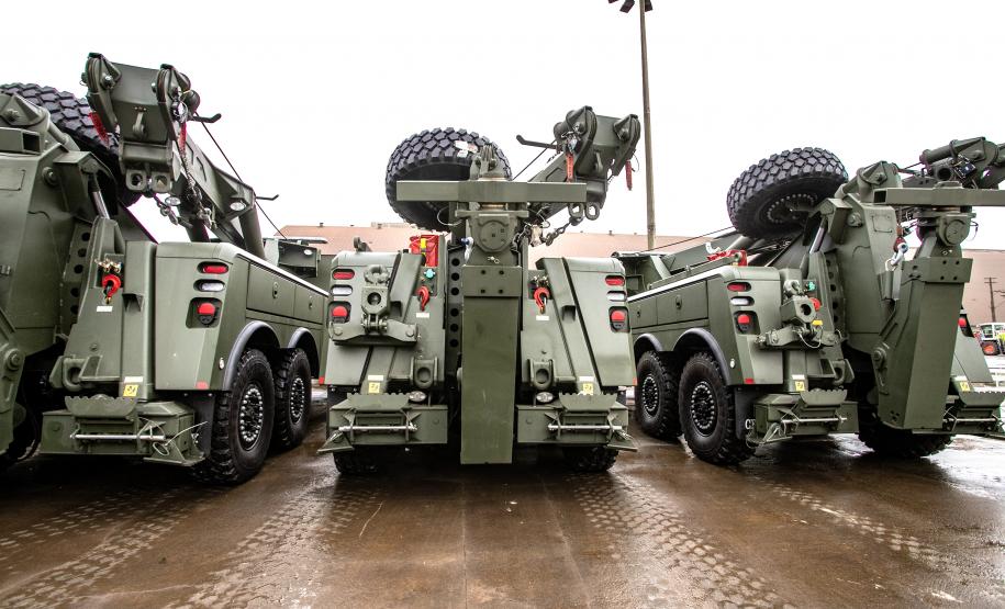 Porto de Paranaguá recebe 20 viaturas blindadas do Exército fabricadas nos EUA