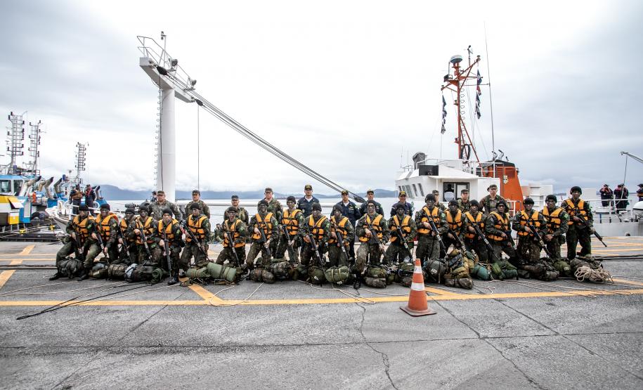Porto de Paranaguá recebe navio da Marinha para exercício de oficiais do Exército