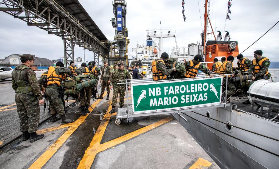 Porto de Paranaguá recebe navio da Marinha para exercício de oficiais do Exército