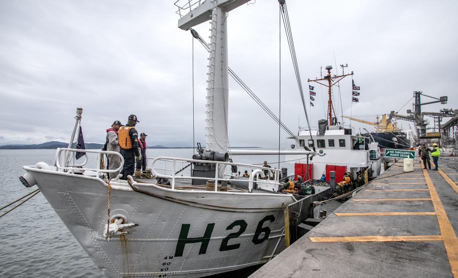 Porto de Paranaguá recebe navio da Marinha para exercício de oficiais do Exército