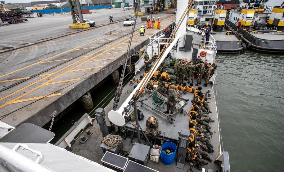 Porto de Paranaguá recebe navio da Marinha para exercício de oficiais do Exército