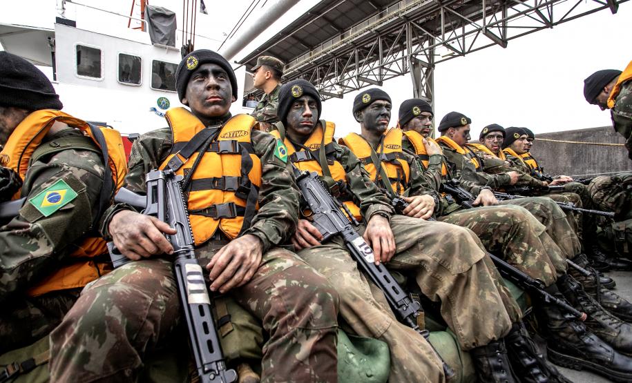 Porto de Paranaguá recebe navio da Marinha para exercício de oficiais do Exército