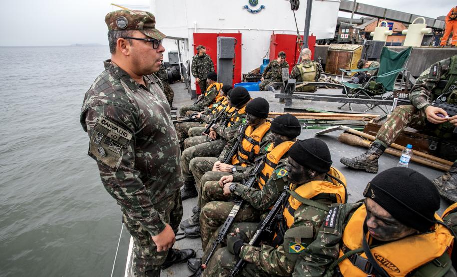 Porto de Paranaguá recebe navio da Marinha para exercício de oficiais do Exército