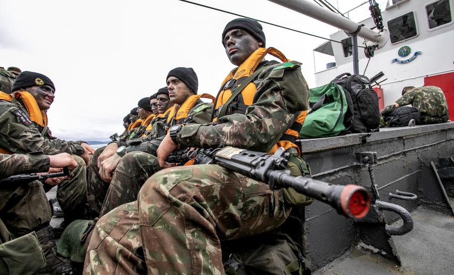 Porto de Paranaguá recebe navio da Marinha para exercício de oficiais do Exército