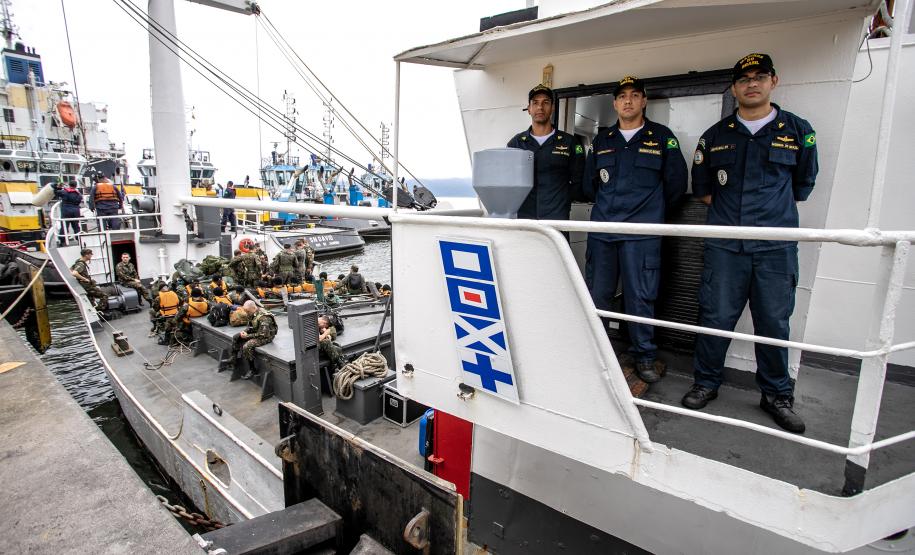 Porto de Paranaguá recebe navio da Marinha para exercício de oficiais do Exército