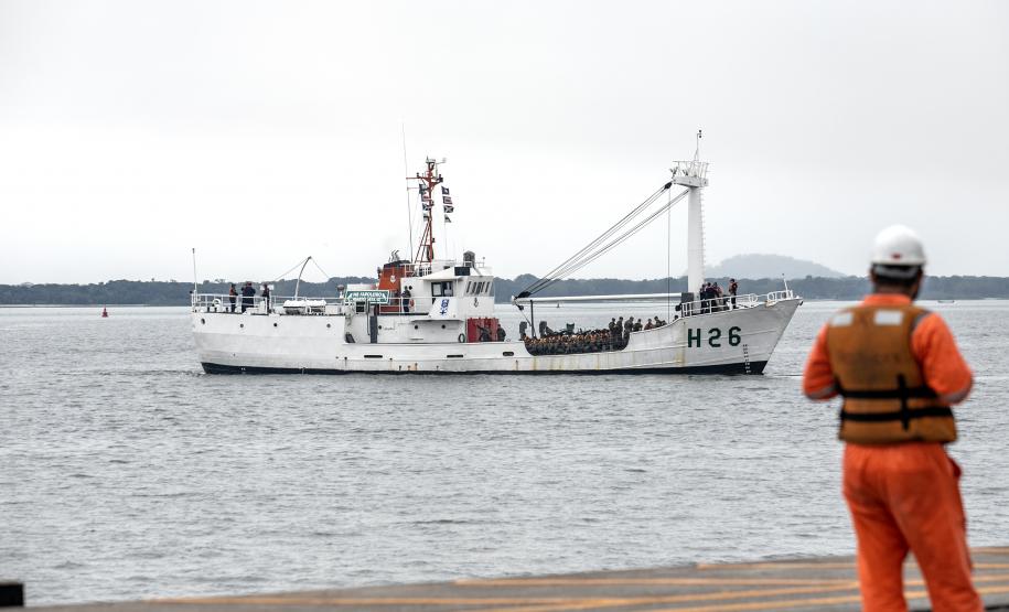 Porto de Paranaguá recebe navio da Marinha para exercício de oficiais do Exército