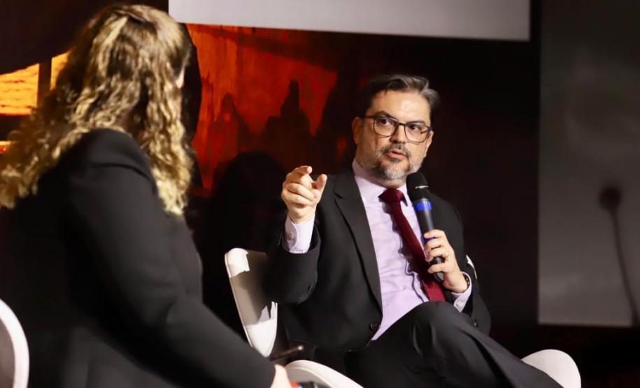 Nesta sexta-feira (25), no Hotel Bourbon, em Curitiba, o secretário nacional de Portos e Transportes Aquaviários (SNPTA), Fabrizio Pierdomenico, e o diretor-presidente da Portos do Paraná, Luiz Fernando Garcia, abriram a programação de painéis do 2º Seminário Portos Brasileiros.