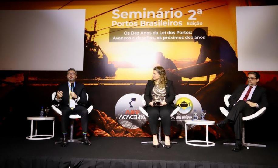 Nesta sexta-feira (25), no Hotel Bourbon, em Curitiba, o secretário nacional de Portos e Transportes Aquaviários (SNPTA), Fabrizio Pierdomenico, e o diretor-presidente da Portos do Paraná, Luiz Fernando Garcia, abriram a programação de painéis do 2º Seminário Portos Brasileiros.