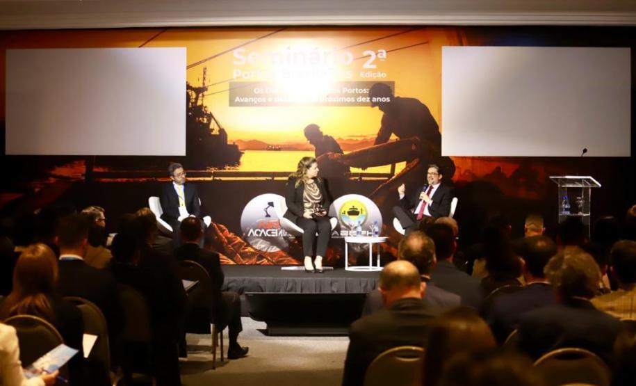 Nesta sexta-feira (25), no Hotel Bourbon, em Curitiba, o secretário nacional de Portos e Transportes Aquaviários (SNPTA), Fabrizio Pierdomenico, e o diretor-presidente da Portos do Paraná, Luiz Fernando Garcia, abriram a programação de painéis do 2º Seminário Portos Brasileiros.