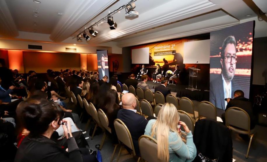 Nesta sexta-feira (25), no Hotel Bourbon, em Curitiba, o secretário nacional de Portos e Transportes Aquaviários (SNPTA), Fabrizio Pierdomenico, e o diretor-presidente da Portos do Paraná, Luiz Fernando Garcia, abriram a programação de painéis do 2º Seminário Portos Brasileiros.