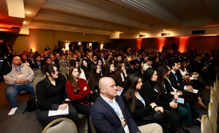 Nesta sexta-feira (25), no Hotel Bourbon, em Curitiba, o secretário nacional de Portos e Transportes Aquaviários (SNPTA), Fabrizio Pierdomenico, e o diretor-presidente da Portos do Paraná, Luiz Fernando Garcia, abriram a programação de painéis do 2º Seminário Portos Brasileiros.