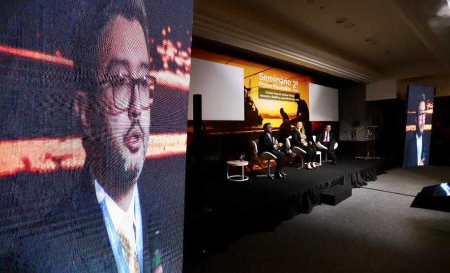 Nesta sexta-feira (25), no Hotel Bourbon, em Curitiba, o secretário nacional de Portos e Transportes Aquaviários (SNPTA), Fabrizio Pierdomenico, e o diretor-presidente da Portos do Paraná, Luiz Fernando Garcia, abriram a programação de painéis do 2º Seminário Portos Brasileiros.