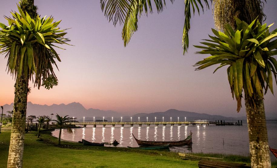 Na primeira etapa, foram dois atracadouros construídos na Ilha do Mel (Brasília e Encantadas), entregues no final de 2021; e outros cinco foram finalizados no início deste ano: dois na Ilha dos Valadares; um no Santuário do Rocio; e dois em Antonina – na Ponta da Pita e no Portinho.