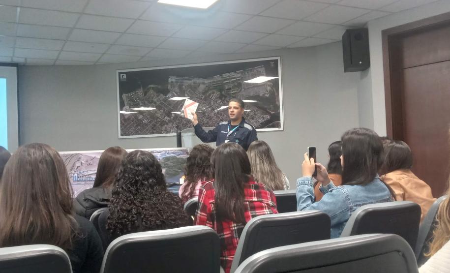 Acadêmicos da Unespar fazem visita técnica ao Porto de Paranaguá