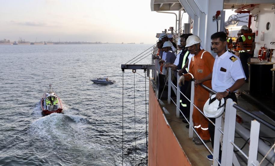 Governador conhece o primeiro navio sustentável do mundo, que está no Paraná