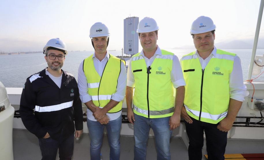 Governador conhece o primeiro navio sustentável do mundo, que está no Paraná