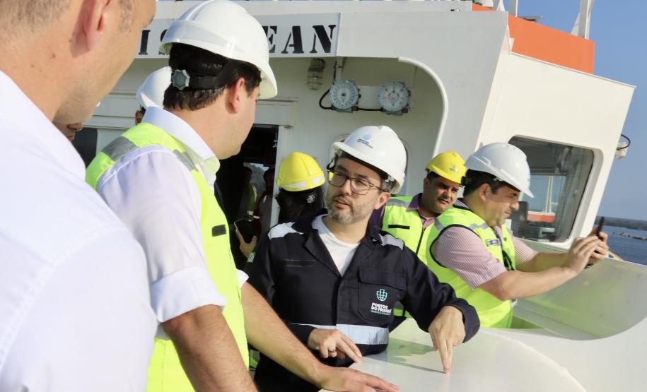 Governador conhece o primeiro navio sustentável do mundo, que está no Paraná