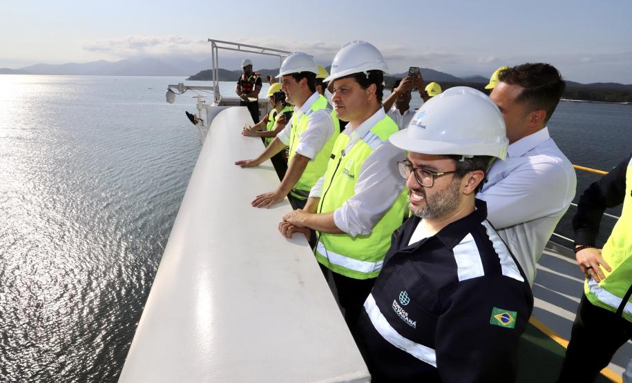Governador conhece o primeiro navio sustentável do mundo, que está no Paraná