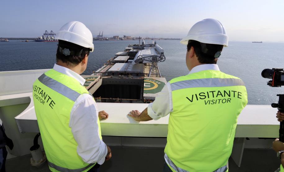 Governador conhece o primeiro navio sustentável do mundo, que está no Paraná