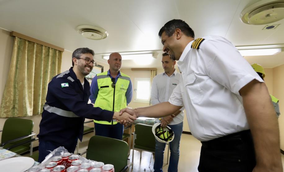Governador conhece o primeiro navio sustentável do mundo, que está no Paraná