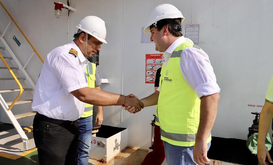Governador conhece o primeiro navio sustentável do mundo, que está no Paraná