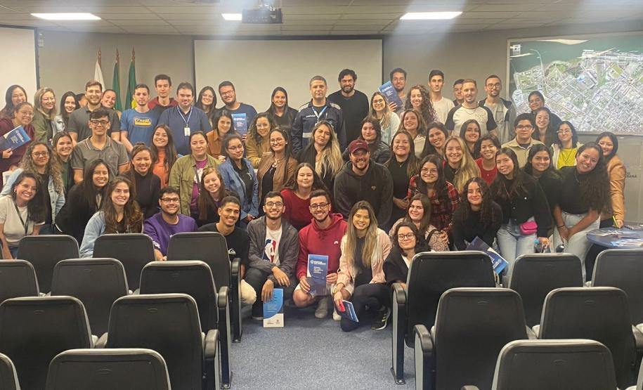 Acadêmicos da Unespar fazem visita técnica ao Porto de Paranaguá