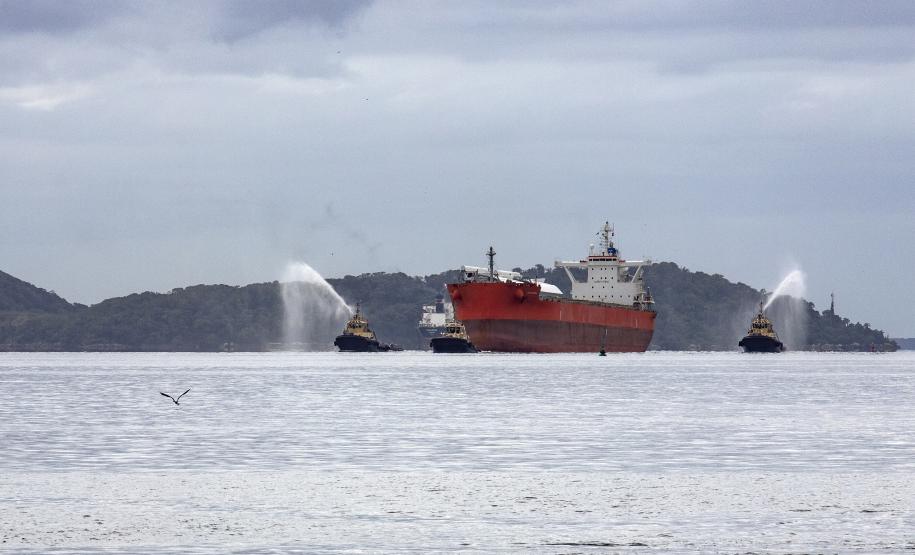 Porto de Paranaguá recebe primeiro navio "verde" do mundo nesta sexta-feira