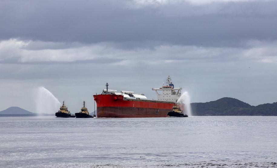 Porto de Paranaguá recebe primeiro navio "verde" do mundo nesta sexta-feira