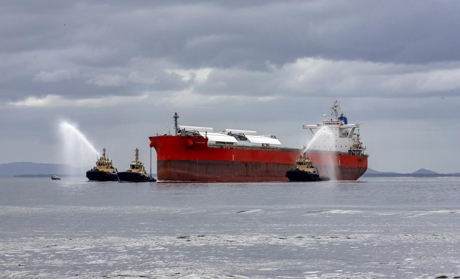 Porto de Paranaguá recebe primeiro navio "verde" do mundo nesta sexta-feira