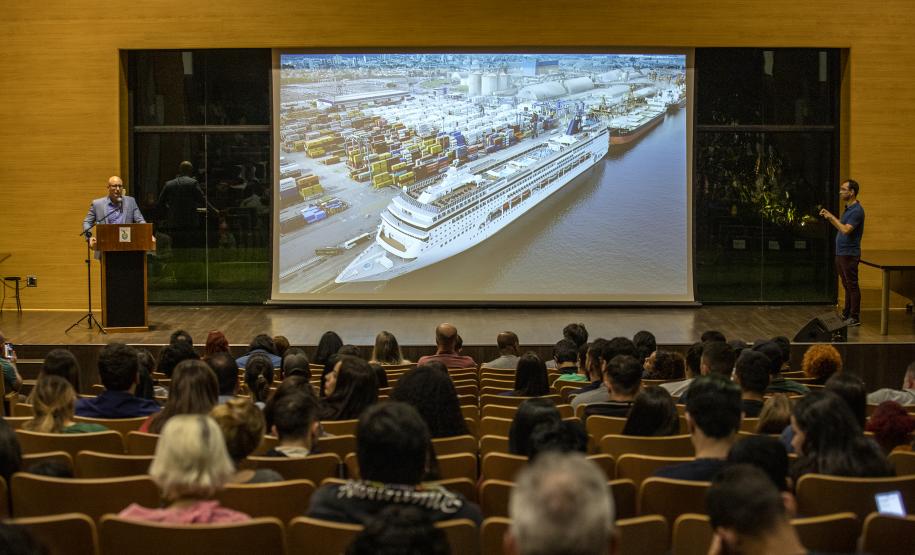 Mais de 200 alunos participaram de palestra realizada pela Portos do Paraná