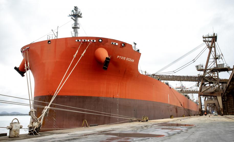 Navio de velas metálicas, Pyxis Ocean começa embarque de 63 mil toneladas em Paranaguá