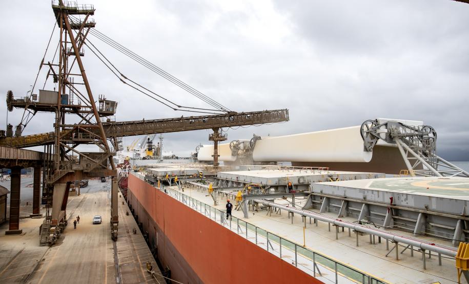 Navio de velas metálicas, Pyxis Ocean começa embarque de 63 mil toneladas em Paranaguá