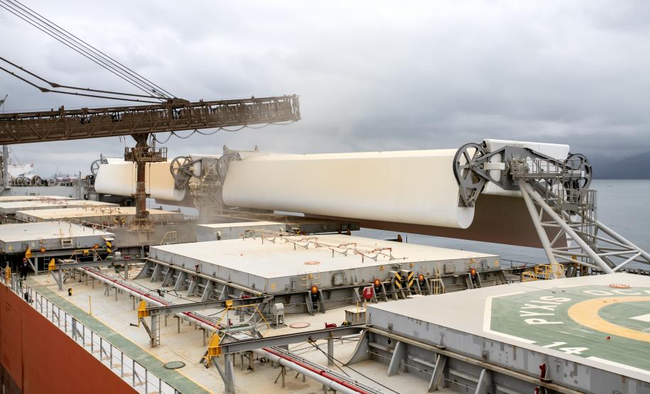 Navio de velas metálicas, Pyxis Ocean começa embarque de 63 mil toneladas em Paranaguá